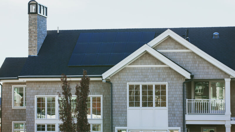 Dům s fotovoltaickými panely na střeše